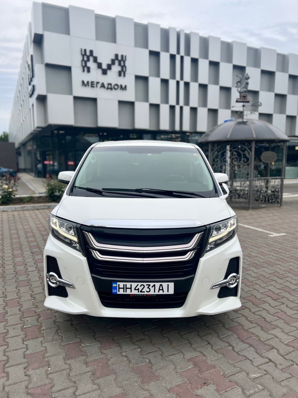 Toyota Alphard - фото 2