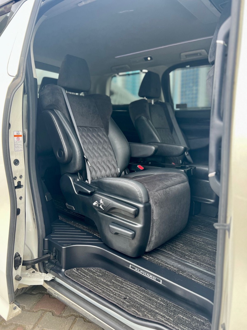 Toyota Alphard - фото 9