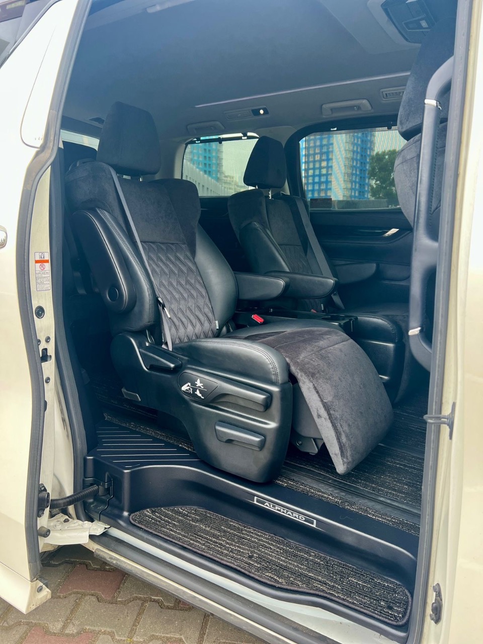 Toyota Alphard - фото 12