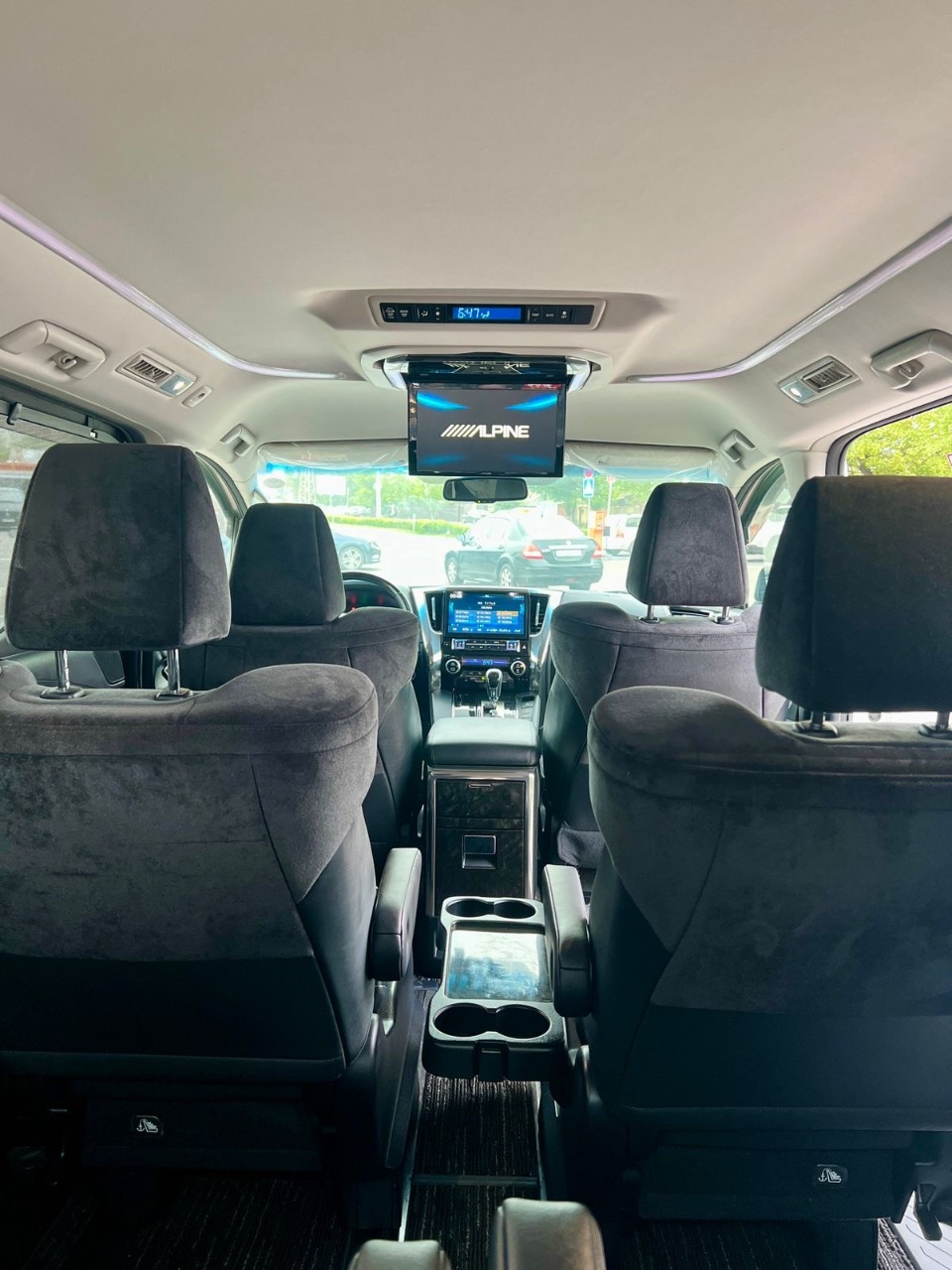 Toyota Alphard - фото 1