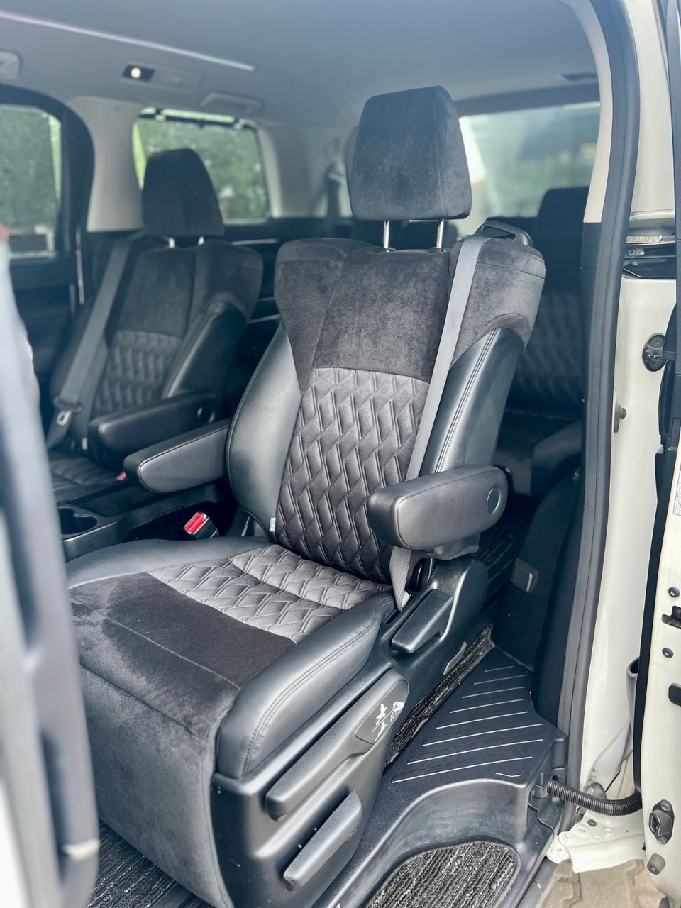 Toyota Alphard - фото 10