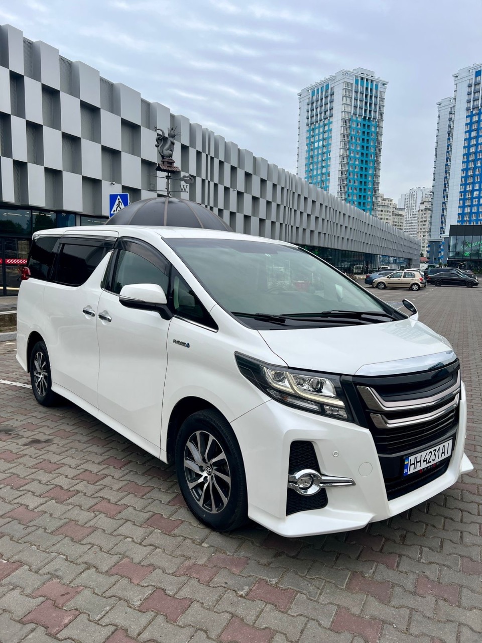 Toyota Alphard - фото 4