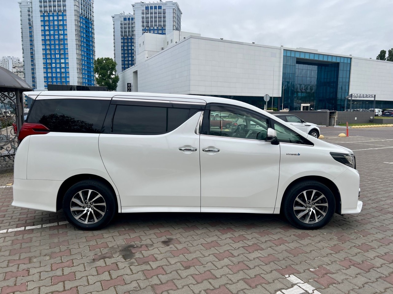 Toyota Alphard - фото 8