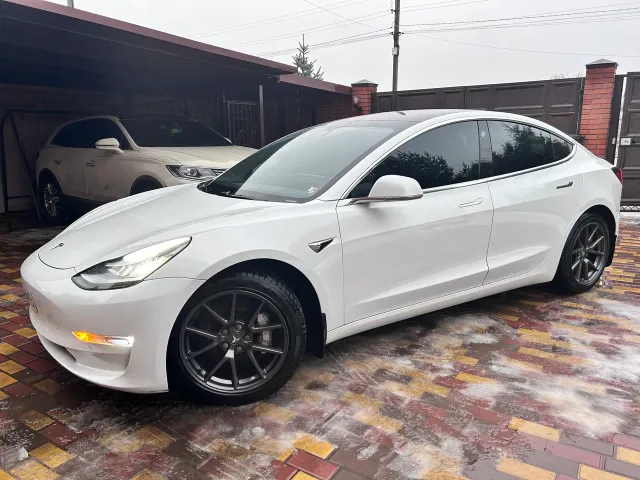 Tesla Model 3 - фото 1