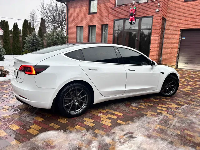 Tesla Model 3 - фото 3
