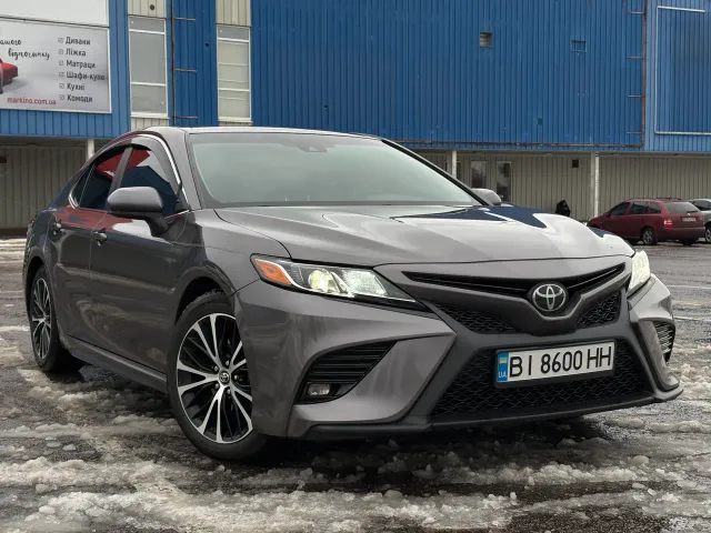 Toyota Camry - фото 1