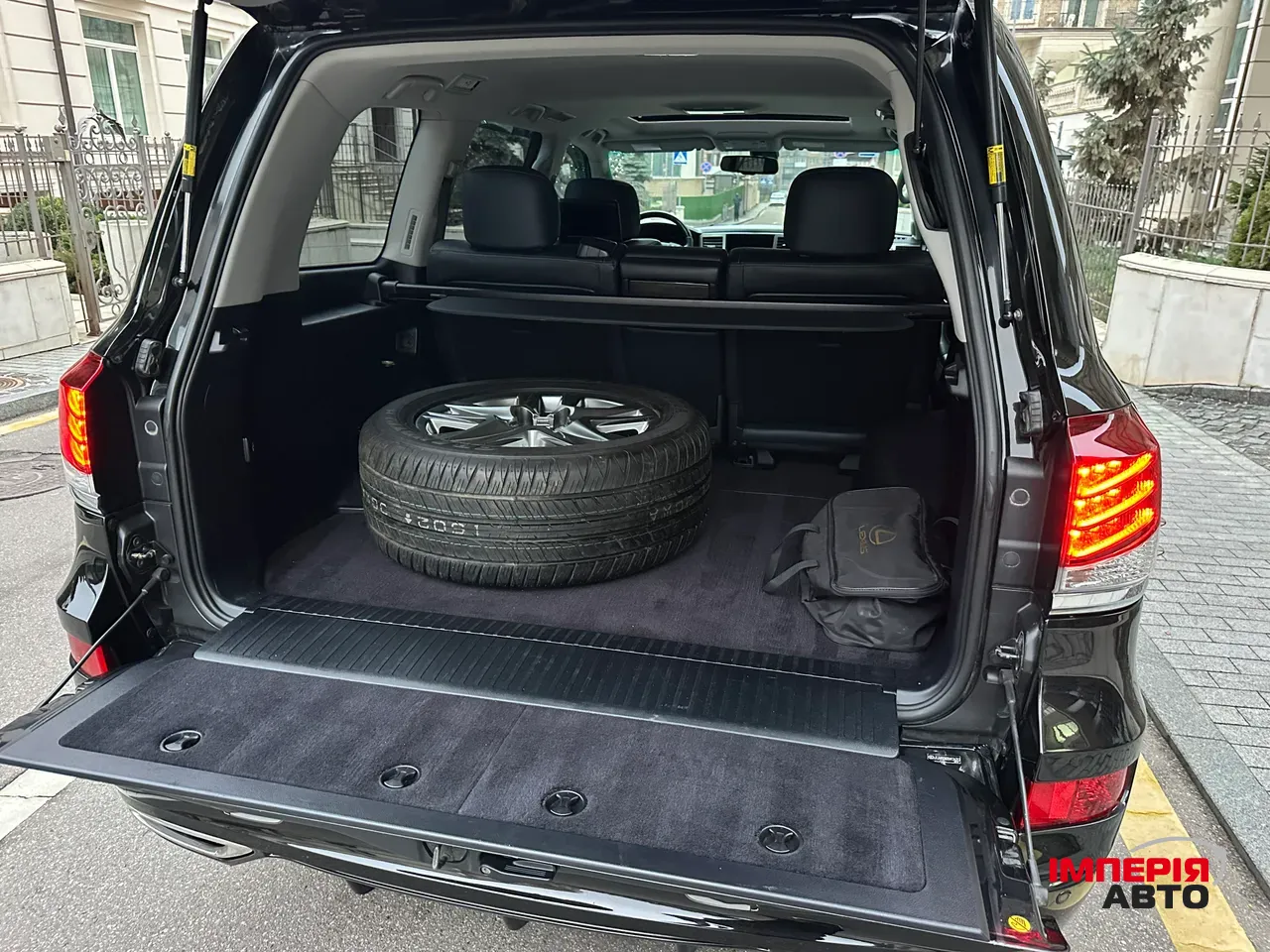 Lexus LX - фото 12