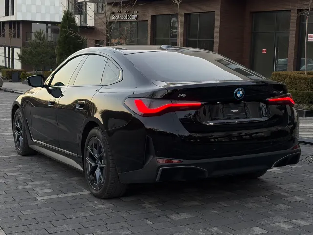 BMW i4 - фото 4