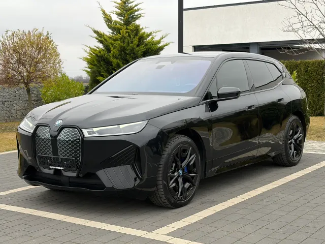 BMW iX - фото 1