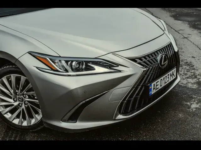 Lexus ES - фото 1