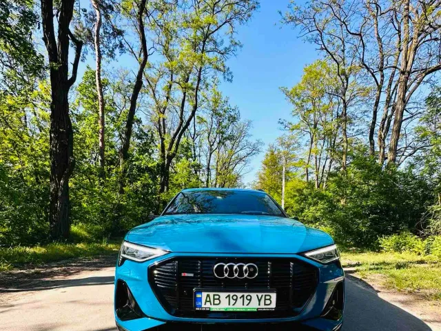 Audi e-tron S - фото 1