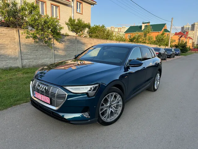 Audi e-tron - фото 1
