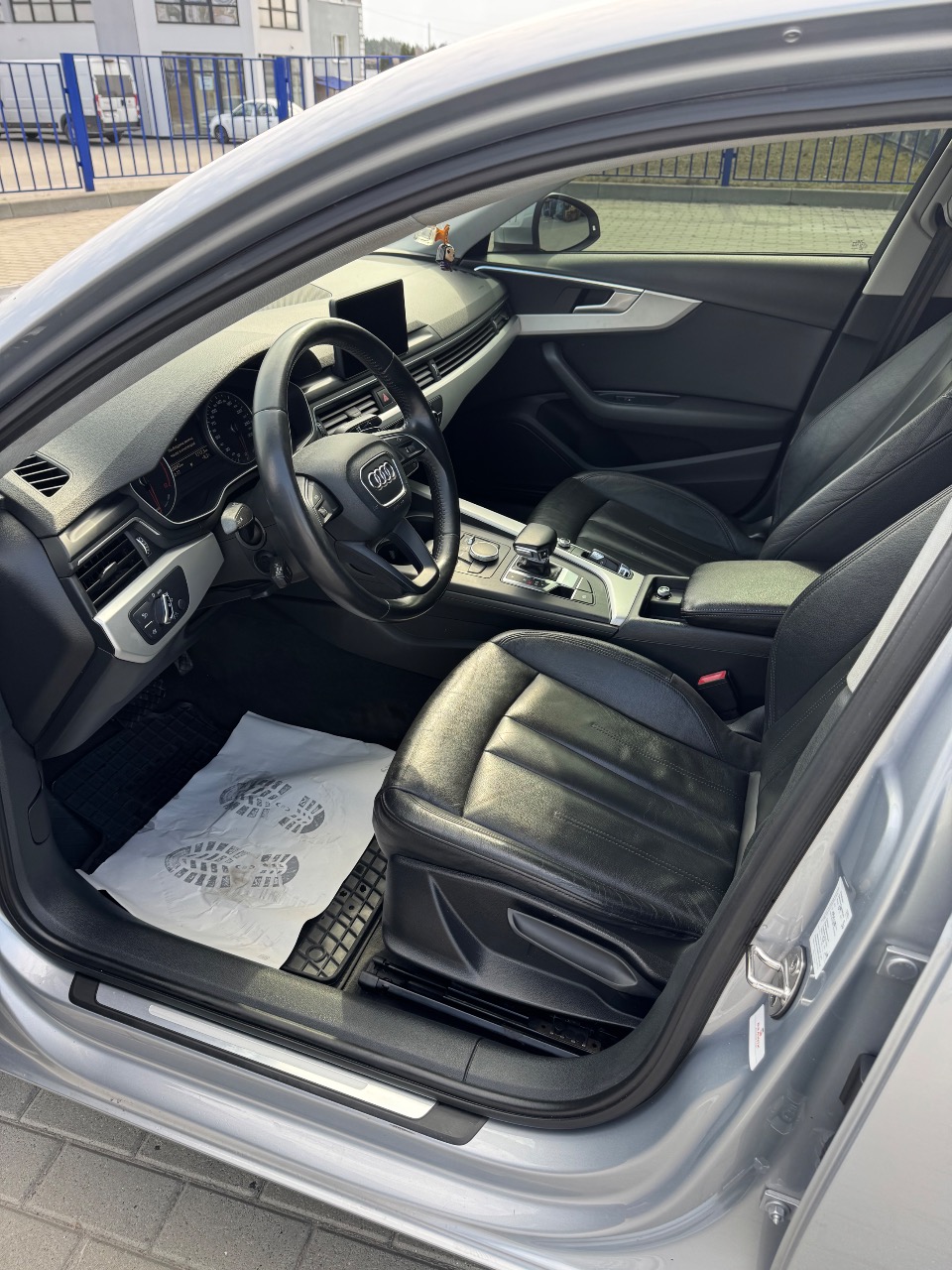 Audi A4 - фото 8