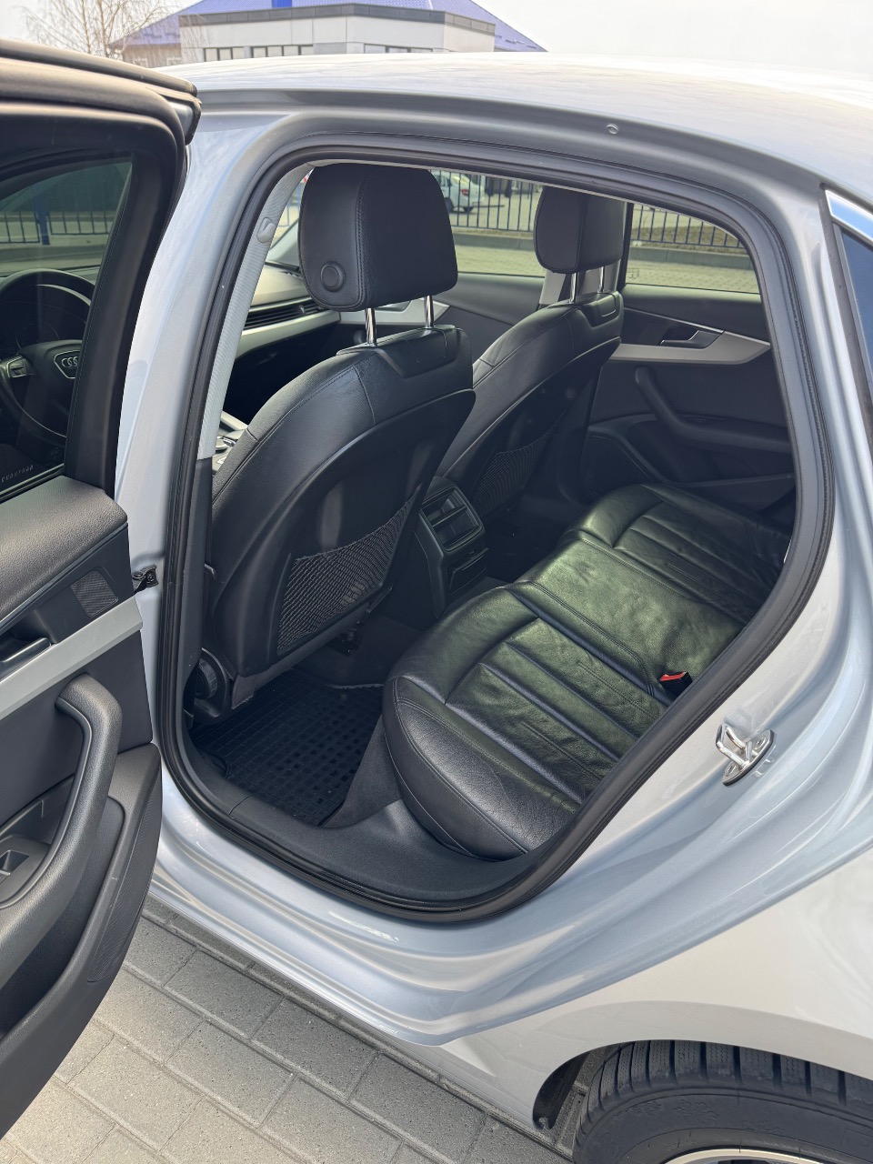 Audi A4 - фото 17