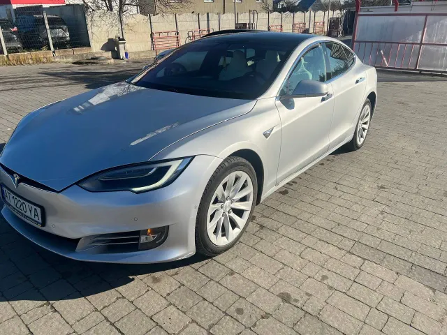 Tesla Model S - фото 1