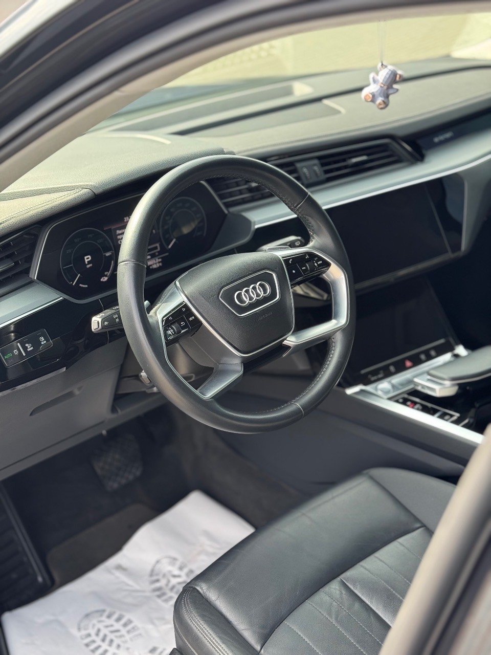 Audi e-tron - фото 12