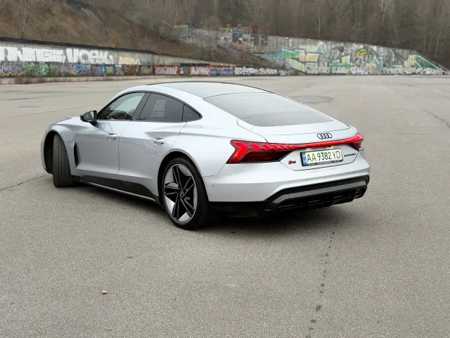 Audi RS e-tron GT - фото 4