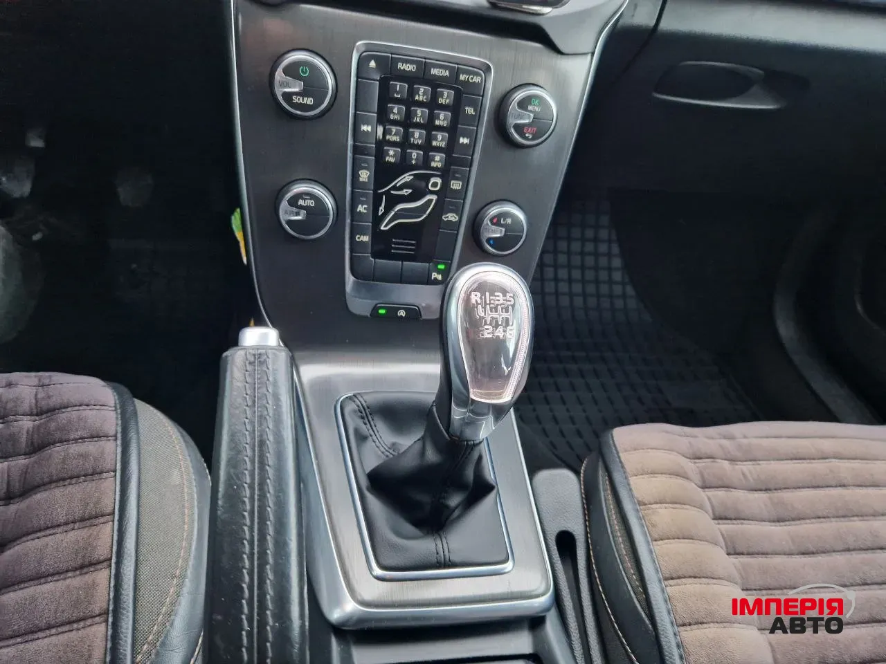 Volvo V40 Cross Country - фото 17