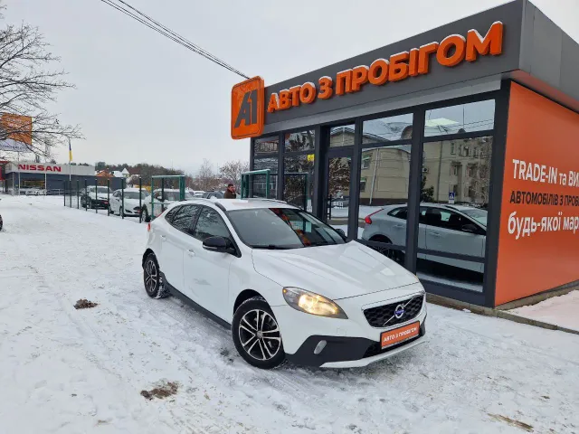 Volvo V40 Cross Country - фото 1
