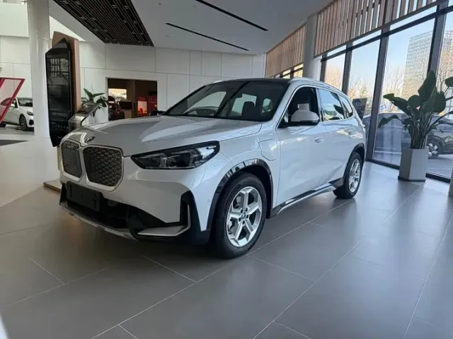 BMW iX1 - фото 1