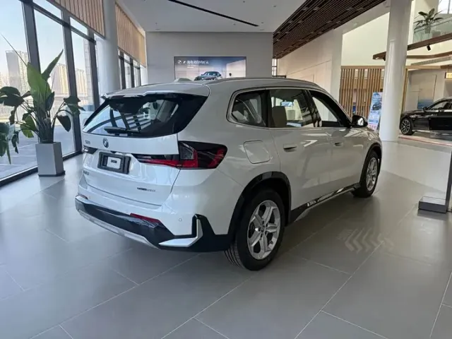 BMW iX1 - фото 4