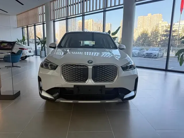 BMW iX1 - фото 2