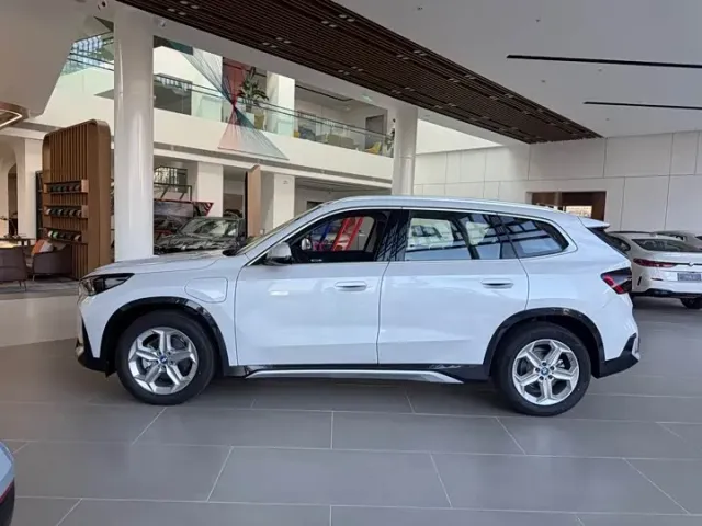 BMW iX1 - фото 3