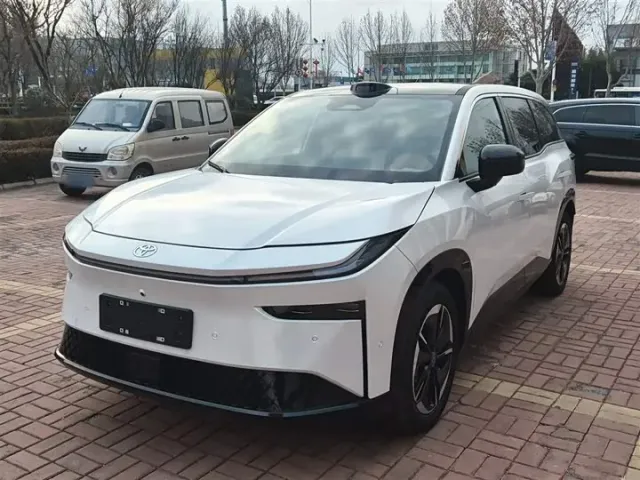 Toyota bZ4X - фото 1