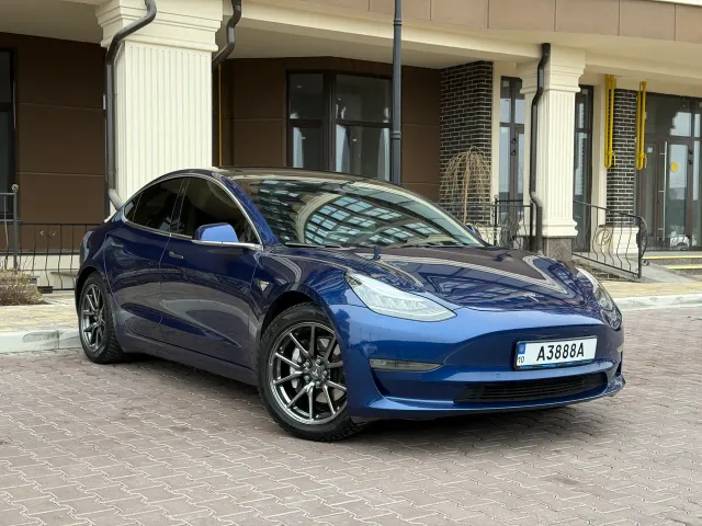 Tesla Model 3 - фото 1