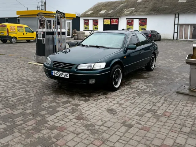 Toyota Camry - фото 1