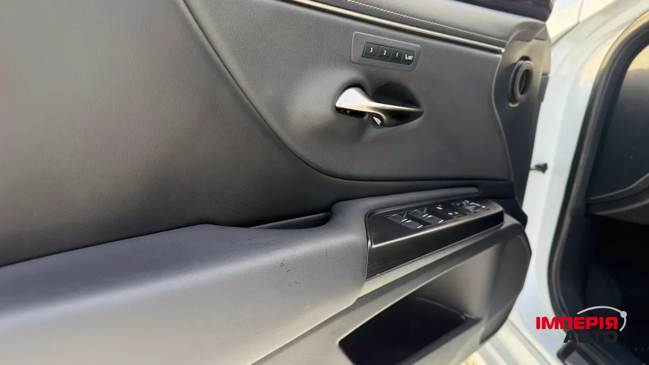 Lexus ES - фото 12
