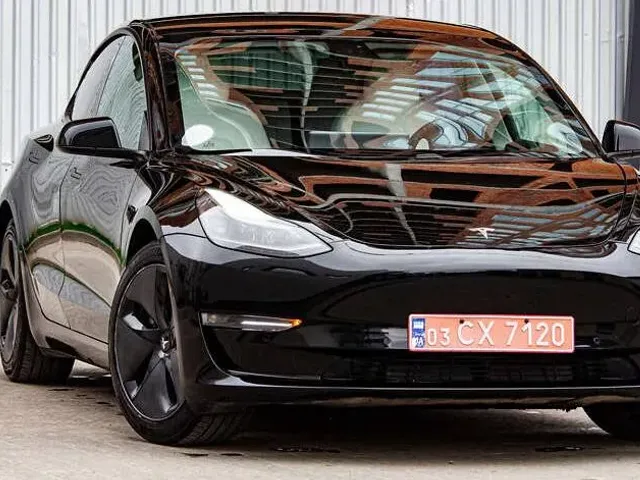 Tesla Model 3 - фото 1