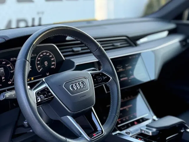 Audi e-tron - фото 2