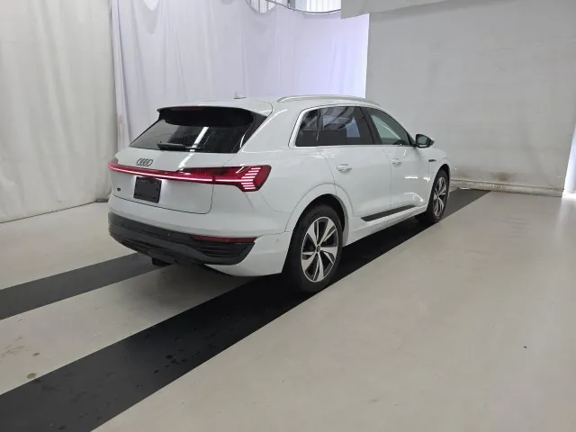 Audi Q8 e-tron - фото 4