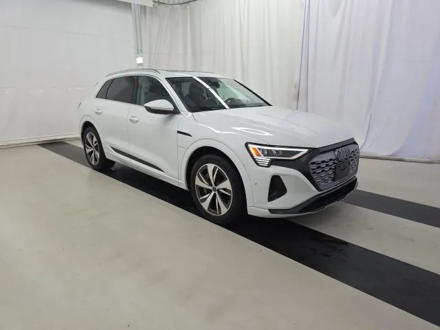 Audi Q8 e-tron - фото 1