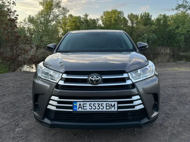 Toyota Highlander - фото 1