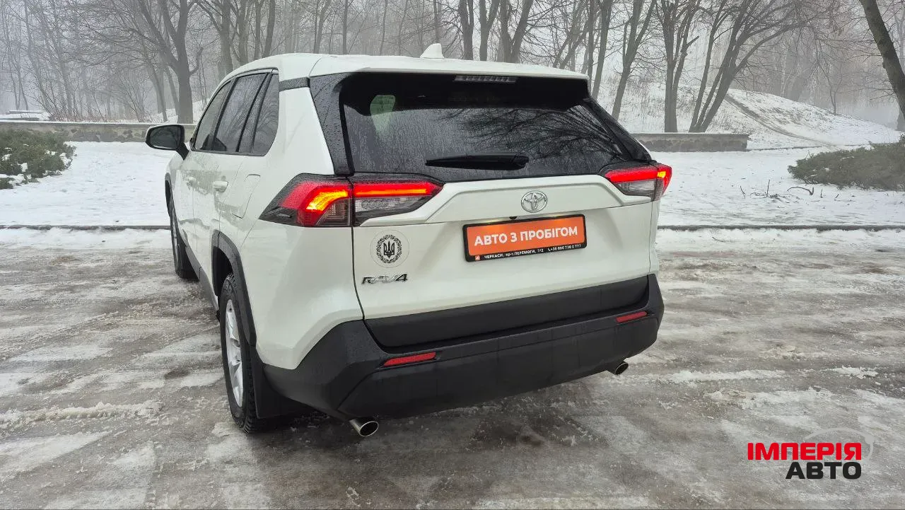 Toyota RAV4 - фото 8