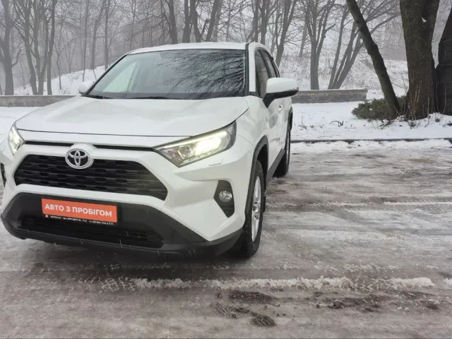 Toyota RAV4 - фото 1