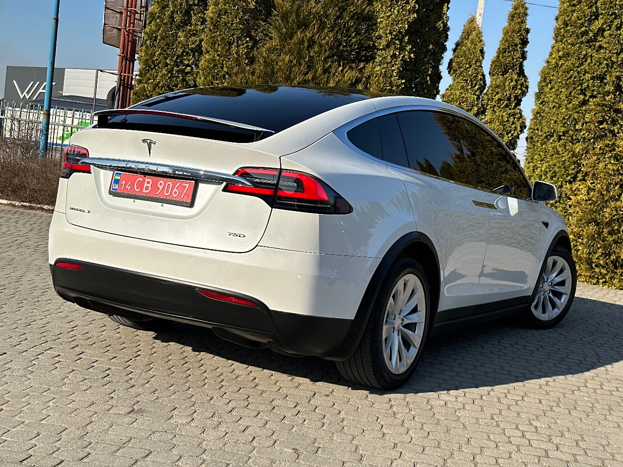 Tesla Model X - фото 18