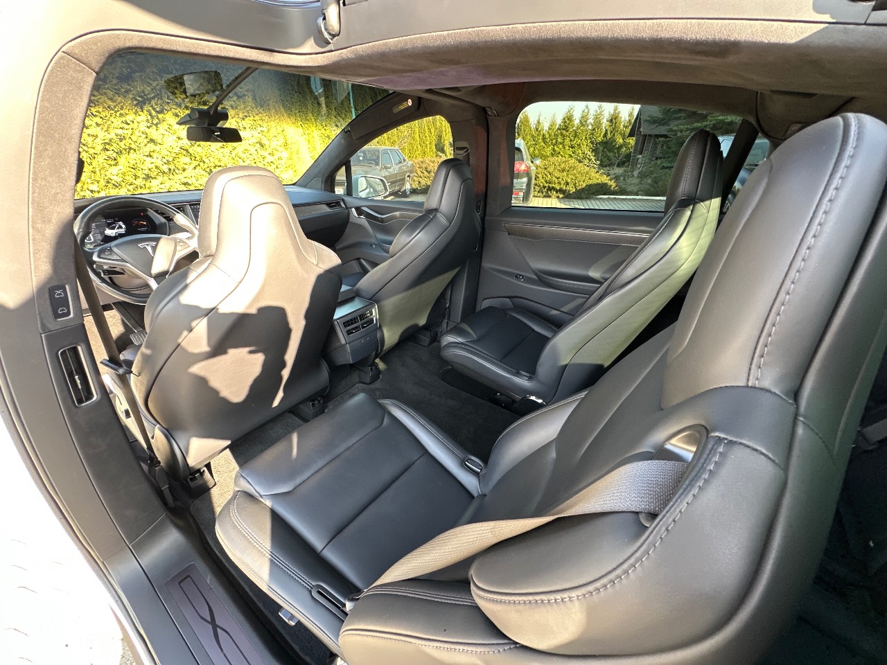 Tesla Model X - фото 10