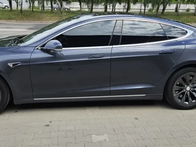 Tesla Model S - фото 1