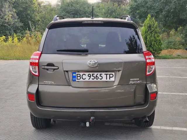 Toyota RAV4 - фото 4