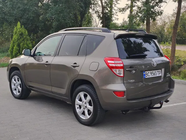 Toyota RAV4 - фото 3
