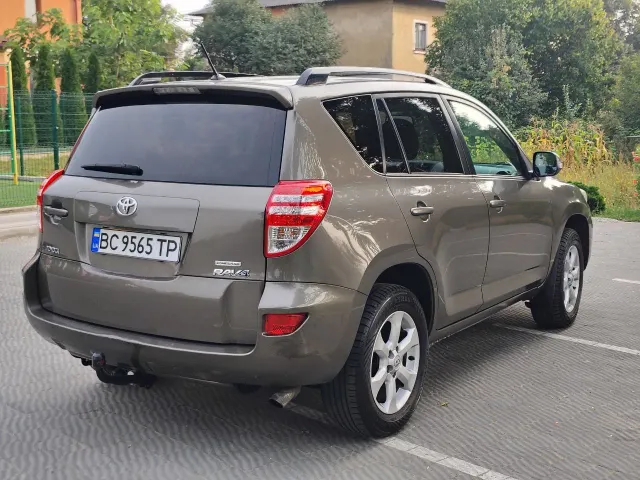 Toyota RAV4 - фото 5