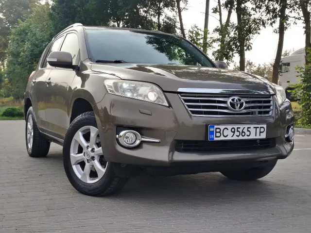 Toyota RAV4 - фото 1
