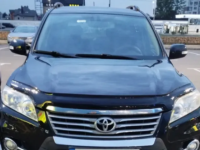 Toyota RAV4 - фото 1