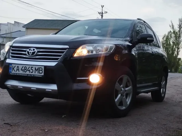 Toyota RAV4 - фото 4