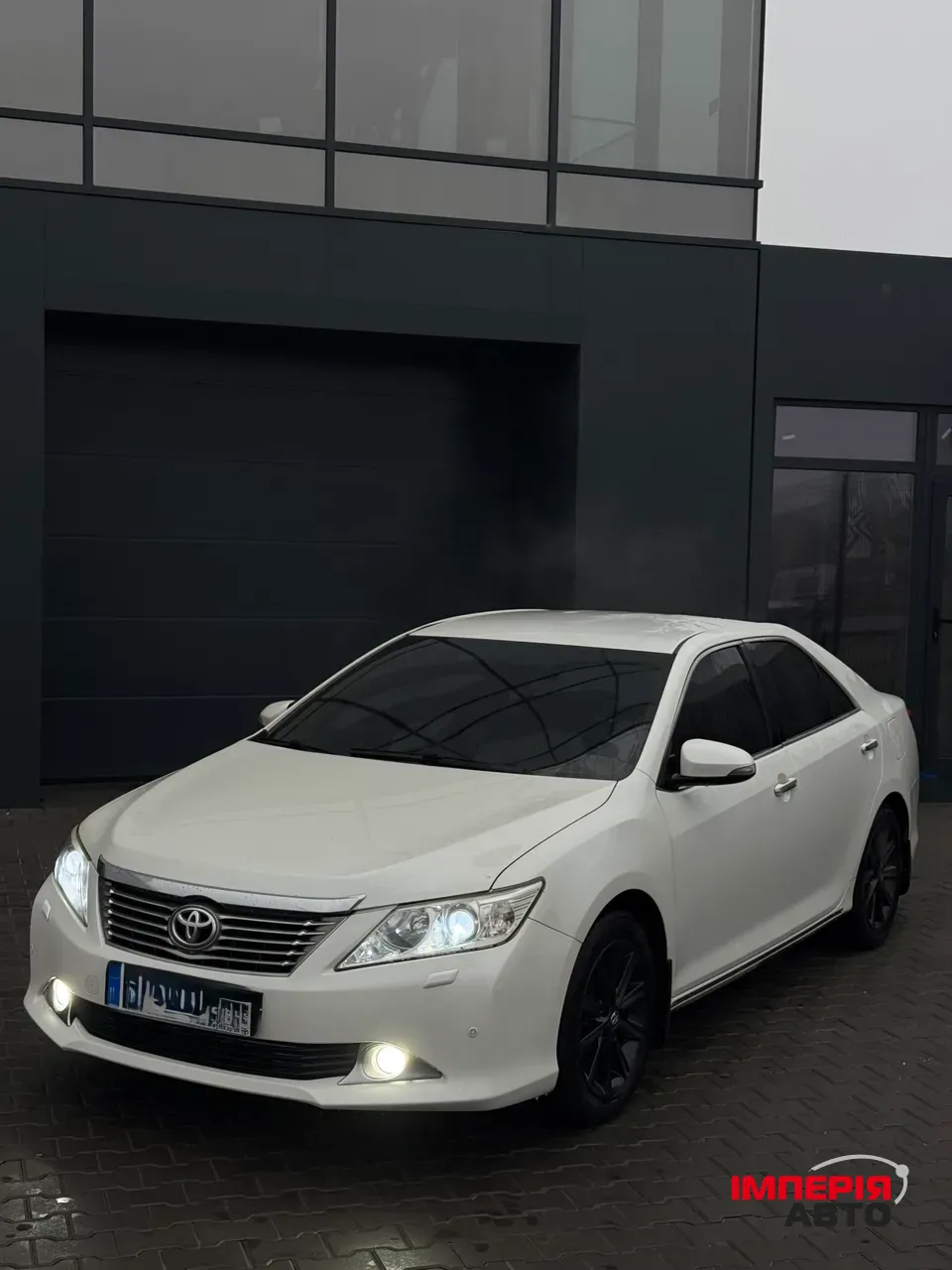 Toyota Camry - фото 1