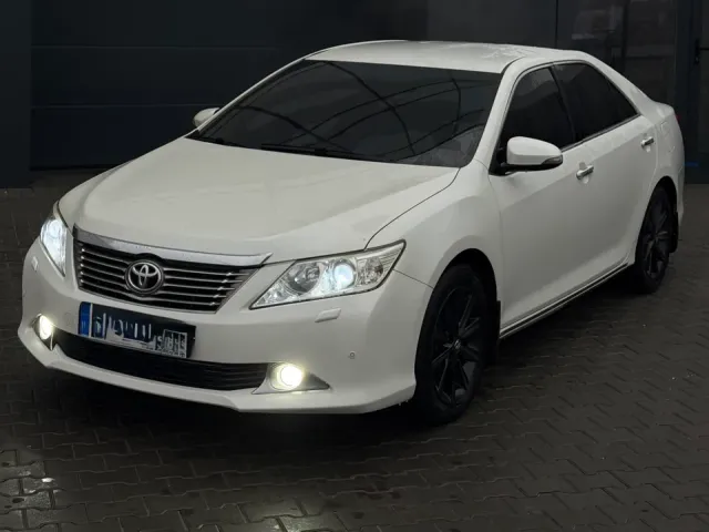Toyota Camry - фото 1