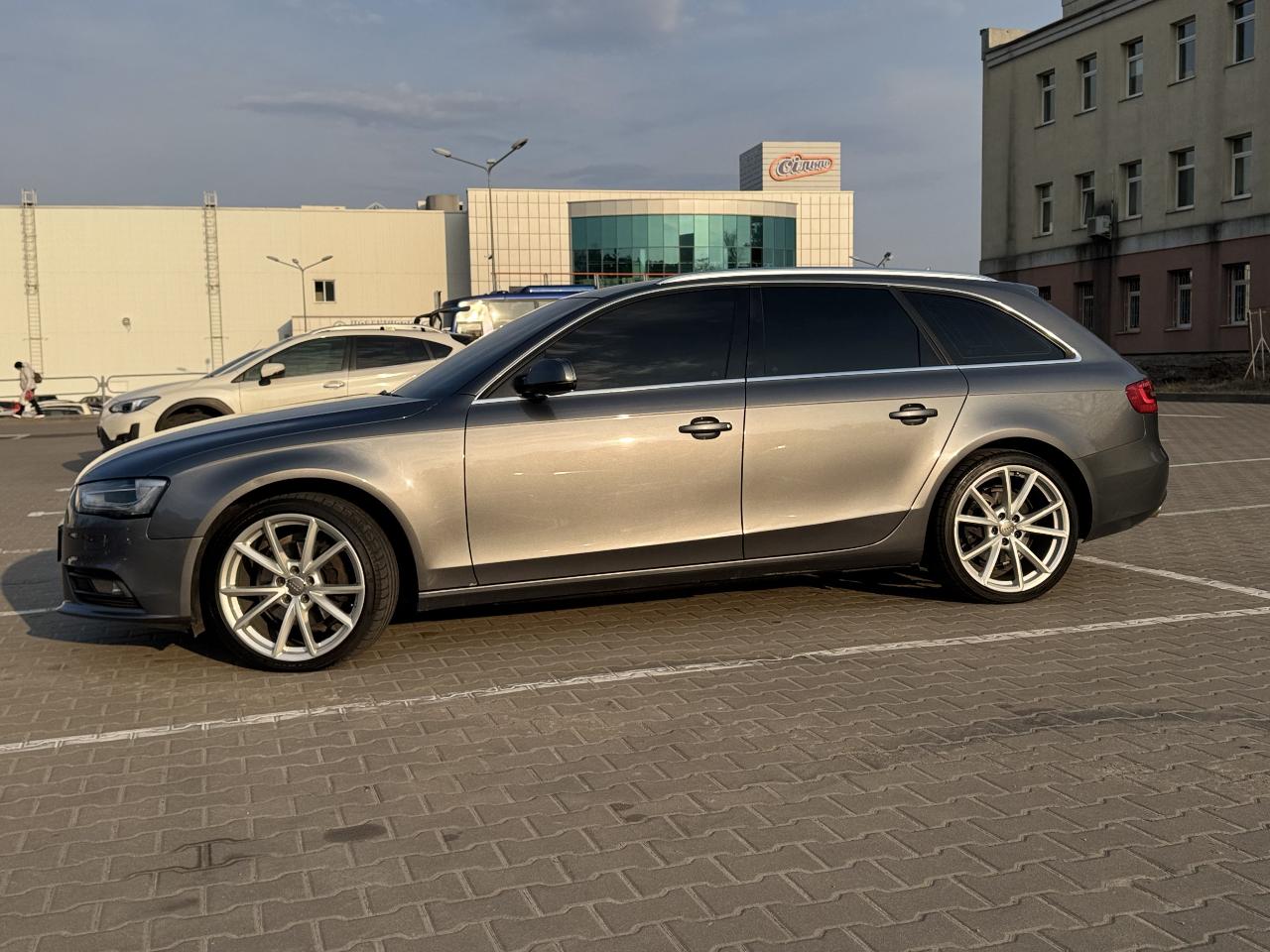 Audi A4 - фото 8